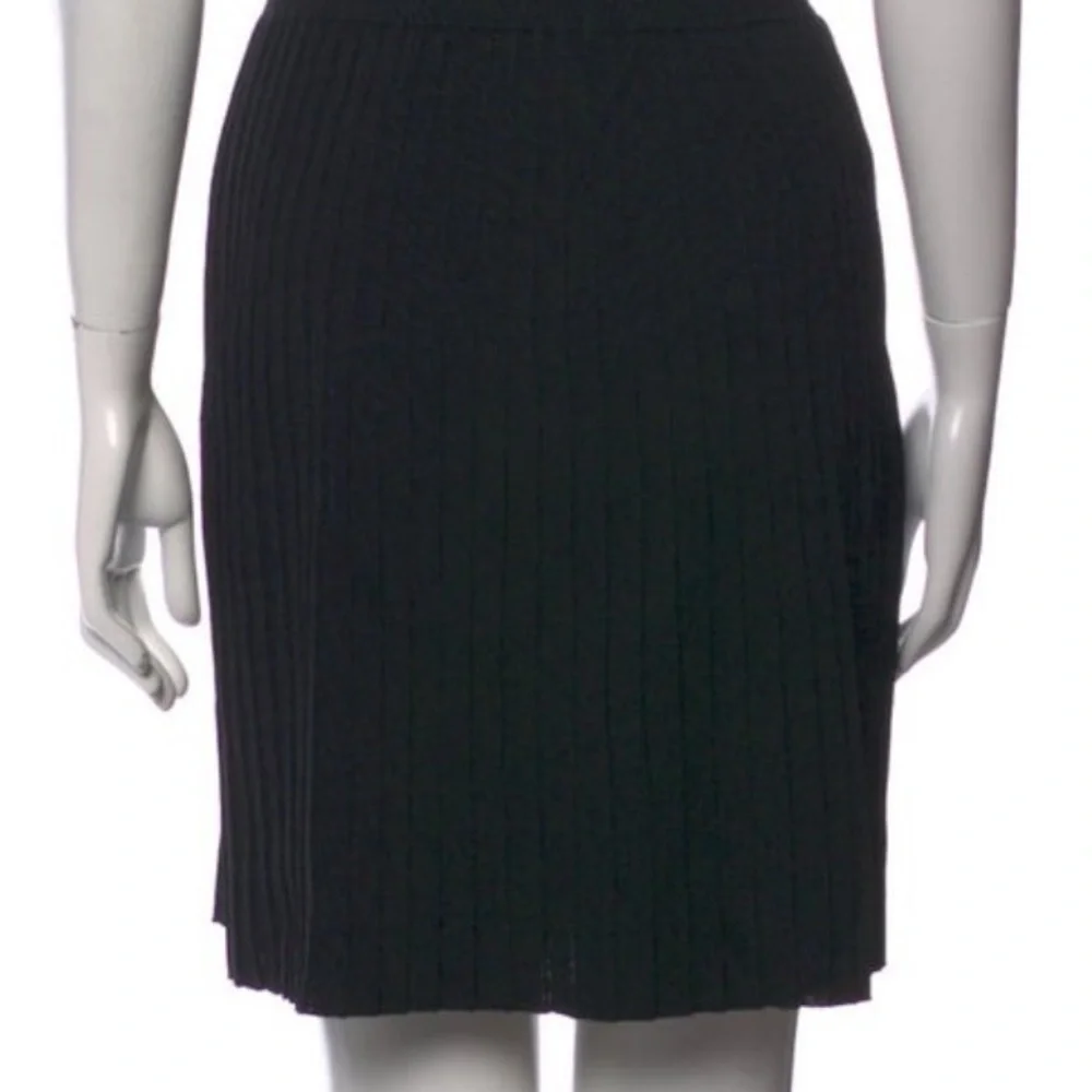 St. John Basics Black Pleated A-Line Skirt Size 6 Luxe Knit Classic Preppy